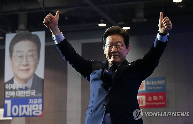 양손 들어 인사하는 더불어민주당 이재명 대선 후보 (고양=연합뉴스) 김주성 기자 = 더불어민주당 대선 후보로 선출된 이재명 후보가 27일 경기 고양시 킨텍스에서 열린 '제21대 대통령선거 후보자 선출을 위한 수도권·강원·제주 경선 및 최종 후보자 선출 대회'에서 인사하고 있다. 2025.4.27 [공동취재] utzza@yna.co.kr