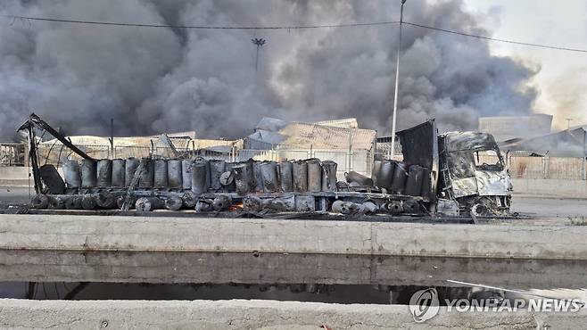 이란 항구 폭발 (반다르압바스 AP=연합뉴스) 27일(현지시간) 이란 샤히드라자이 항구 폭발 현장에 연기가 치솟고 있다. 2025.4.27 photo@yna.co.kr