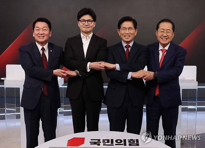 포즈 취하는 국민의힘 대선 경선 후보 (서울=연합뉴스) 26일 서울 중구 매경미디어센터에서 열린 국민의힘 대통령 선거 제2차 경선 후보자 토론회에서 경선 후보들이 토론에 앞서 기념 촬영을 하고 있다. 왼쪽부터 안철수, 한동훈, 김문수, 홍준표 경선 후보. 2025.4.26 [국회사진기자단] photo@yna.co.kr