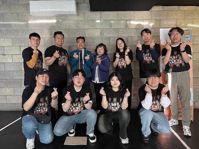 ▲ 경기도사회복지사협회 청년위원회 관계자들이 지난 25일 개최한 소통 행사를 성공적으로 마무리한 뒤 단체 사진을 찍었다. /제공=협회