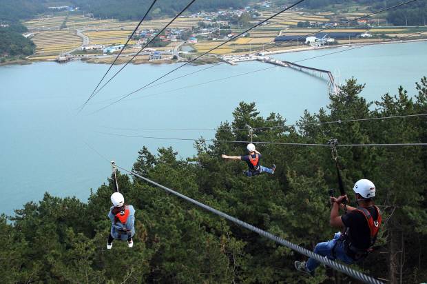 강진 가우도는 청자타워(25m)에서 활강하는 짚트랙 체험이 가능하고 해안가를 따라 산책로도 편안하다. <강진군 제공>