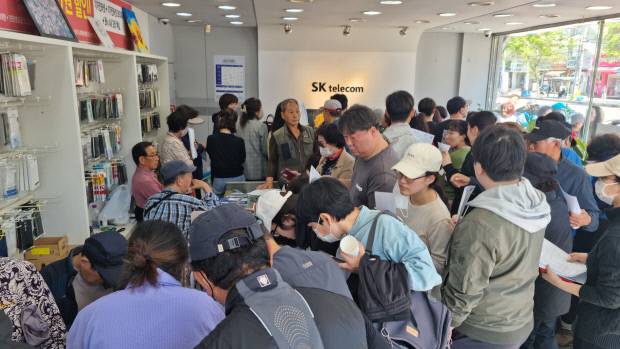 가입자 유심(USIM) 정보를 해킹 당한 SK텔레콤이 유심 무료교체 서비스를 시작한 28일 광주시 동구 금남로 SKT 대리점에서 시민들이 유심 교체를 위해  기다리고 있다. /나명주 기자mjna@kwangju.co.kr