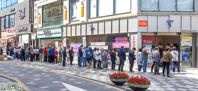 SKT에서 해킹 사고가 발생하면서 유심 무료 교체가 실시된 첫날인 28일 오전 울산 남구 삼산동의 한 대리점 앞에 유심을 교체를 하려고 방문한 SKT 이용자들이 몰려 긴 줄을 이루고 있다. 최지원 기자