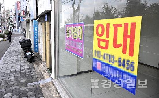 ▲ 소비 침체로 인해 자영업 경기가 지속 악화하면서 올해 1분기 울산의 집합상가 공실률이 전국 평균의 2배를 넘긴 것으로 나타났다. 사진은 임대 현수막이 붙은 울산 남구의 한 상가. 경상일보 자료사진