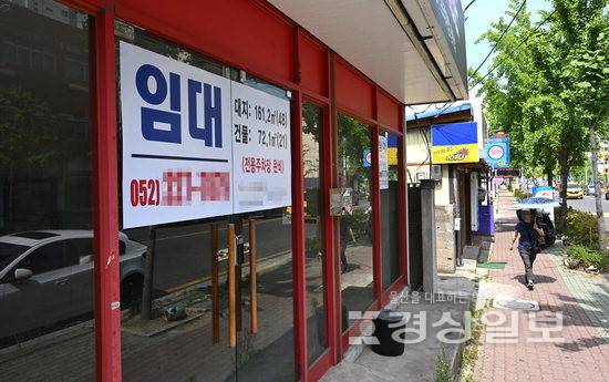 ▲ 소비 침체로 인해 자영업 경기가 지속 악화하면서 올해 1분기 울산의 집합상가 공실률이 전국 평균의 2배를 넘긴 것으로 나타났다. 사진은 임대 현수막이 붙은 울산 남구의 한 상가. 경상일보 자료사진