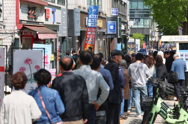 SK텔레콤이 유심 고객정보 해킹 사고로 관련 유심 무료 교체 서비스에 나선 28일 서울 시내 한 SKT T월드 매장 앞에 유심을 교체하려는 고객들이 영업 전부터 줄을 서 있다. SK텔레콤은 이날 오전 10시부터 전국 T월드 매장 2600여 곳에서 유심 무료 교체 서비스를 진행한다. 연합뉴스