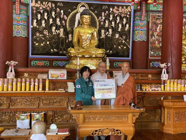 고운사 대법당에서 의성군으로 2000만 원의 성금을 전달하는 의성불교사암연합회장 자원스님(관음사 주지·중앙), 고운사 주지 등운스님(교구장·오른쪽)이 이정아 의성군 부군수와 기념 촬영을 하고 있다. 의성불교사암연합회.