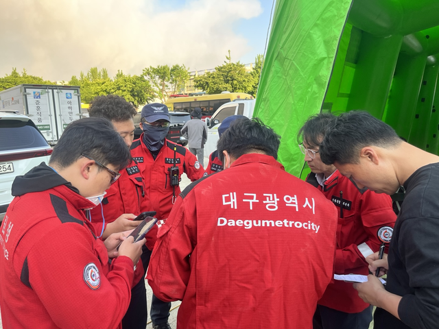 대구 서변초등학교 조야분교장에 마련된 대구시 산불 상황본부에서 관계자들이 실시간으로 회의를 하고 있다. 김정원 기자
