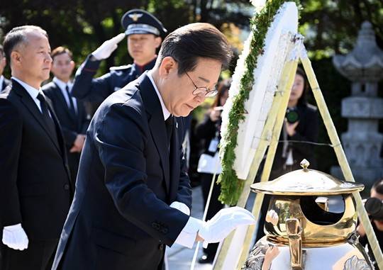 이재명 더불어민주당 대선 후보가 오늘(28일) 오전 국립서울현충원 내 고(故) 이승만 전 대통령 묘역을 찾아 분향하고 있다. (출처 = 뉴시스)