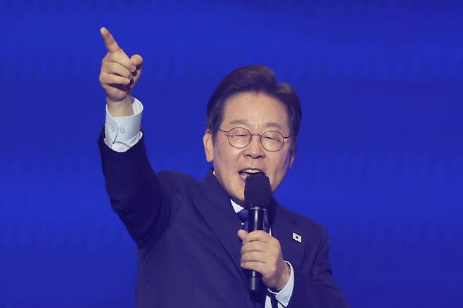 더불어민주당 대선 후보로 선출된 이재명 후보가 27일 경기 고양시 킨텍스에서 열린 ‘제21대 대통령선거 후보자 선출을 위한 수도권·강원·제주 경선 및 최종 후보자 선출 대회’에서 수락연설을 하고 있다 (사진=연합뉴스)