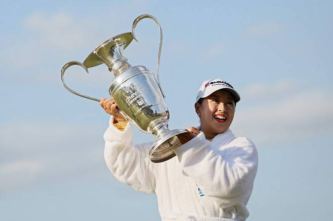 사이고 마오가 LPGA 투어 메이저 대회 셰브론 챔피언십에서 연장 접전 끝에 우승을 차지한 뒤 트로피를 번쩍 들어 올리고 있다. (사진=AFPBBNews)