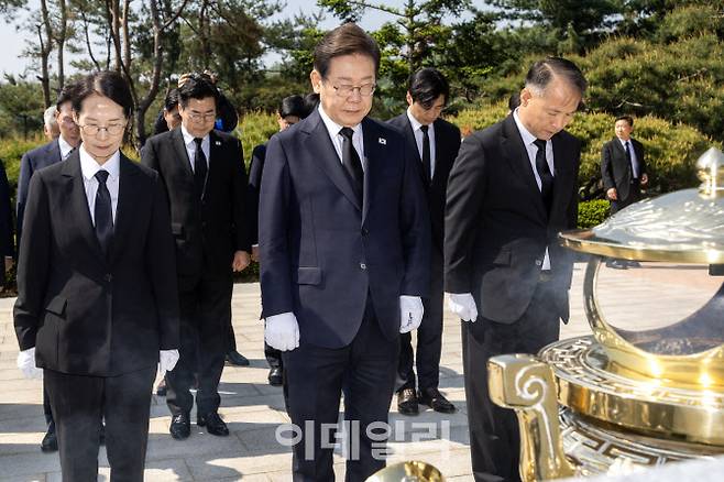 이재명 더불어민주당 제21대 대통령 선거 후보가 28일 오전 서울 동작구 국립서울현충원 김영삼 전 대통령 묘역을 찾아 참배하고 있다.(사진=뉴스1)