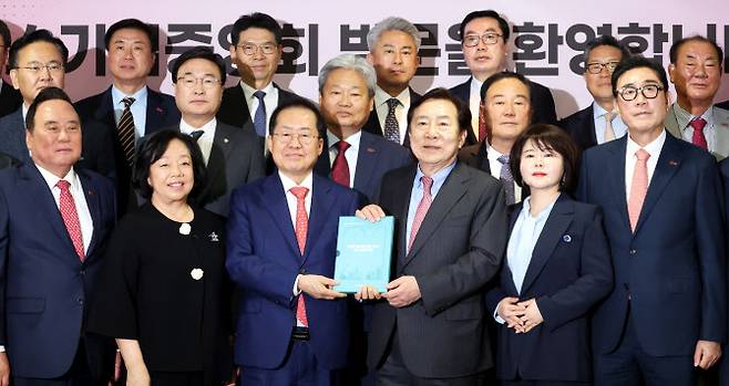 홍준표(앞줄 왼쪽에서 세번째) 국민의힘 대통령선거 예비후보가 28일 서울 여의도 중소기업중앙회에서 중소기업인과의 대화에 참석해 기념촬영을 하고 있다.(사진=중소기업중앙회)