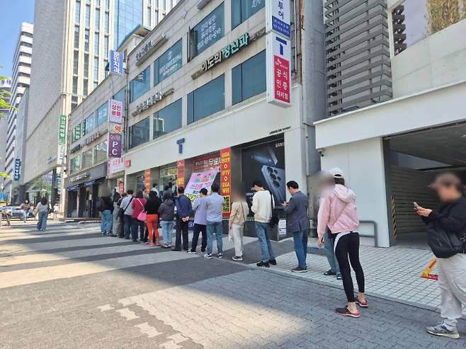 28일 오전 11시 30분 서울 강남구 논현동 T월드 매장 앞, 인도까지 유심 교체 대기 줄이 길게 늘어섰다.