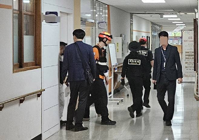 28일 충북 청주 한 고등학교에서 학생이 흉기를 휘두른 사건과 관련해 경찰이 현장 수사를 하고 있다. (사진=연합뉴스)