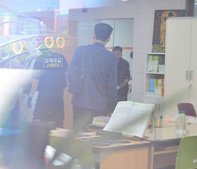 28일 흉기 난동 사건이 발생한 충북 청주의 한 고등학교에서 경찰이 현장을 살펴보고 있다.(사진=뉴시스)