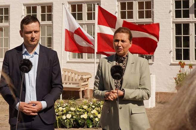 메테 프레데릭센(오른쪽) 덴마크 총리와 옌스 프레데릭 니엘센 그린란드 총리가 27일(현지시간) 덴마크 코겐스 링비의 마리엔보르그에서 회담에 앞서 기자들과 이야기를 나누고 있다. (사진=로이터)