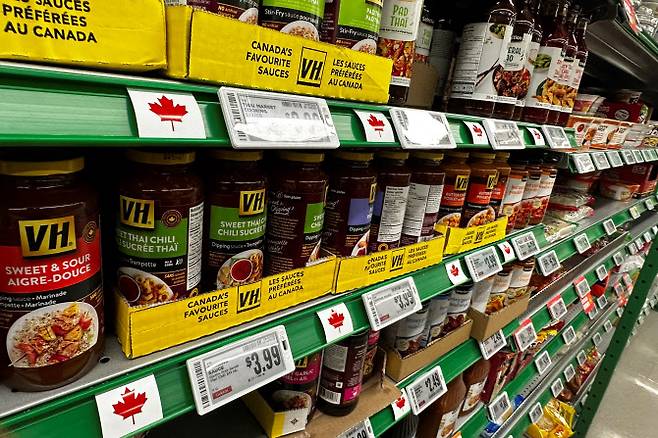 지난 1일(현지시간) 캐나다 온타리오주의 한 마트 진열대에 캐나다산 제품임을 강조하는 라벨이 붙어있다. (사진=AFP)