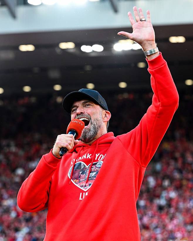 2023-2024시즌 프리미어리그 최종전을 마치고 리버풀 팬들에게 작별을 고하는 위르겐 클롭 감독