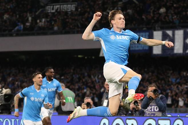 28일 토리노와 경기에서 선제골을 넣은 뒤 세리모니를 하는 SSC 나폴리의 스콧 맥토미니