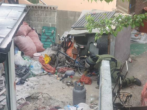 강릉 폭발 사고 현장에서 군 폭발물 처리반이 폭발물을 확인하는 모습〈사진=강원특별자치도 소방본부 제공〉