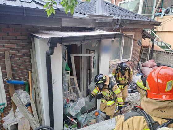 강릉 폭발 사고 현장을 소방대원들이 확인하는 모습〈사진=강원특별자치도 소방본부 제공〉