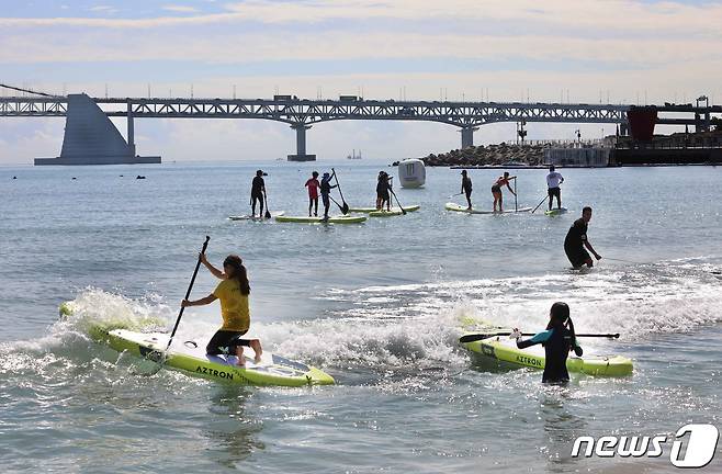 부산 광안리 해변에서 열린 '2022 APP WORLD TOUR BUSAN SUP OPEN(월드투어 부산 썹 오픈)' 대회 참가자들이 경기에 앞서 바다에서 연습을 하고 있다.  (KAPP(대한패들서프프로협회) 제공) 2022.9.23/뉴스1