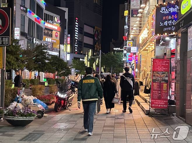 지난 26일 찾은 울산 남구 삼산동 번화가에 청년들로 북적이고 있다. 2025.4.26./뉴스1 김세은 기자
