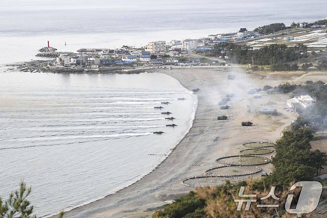 지난 26일 해군 해병대 합동상륙훈련 예행연습 간 참가 중인 상륙돌격장갑(KAAV)가 상륙해안에 상륙하고 있다. (해병대사령부 제공, 재판매 및 DB금지) 2025.4.28/뉴스1