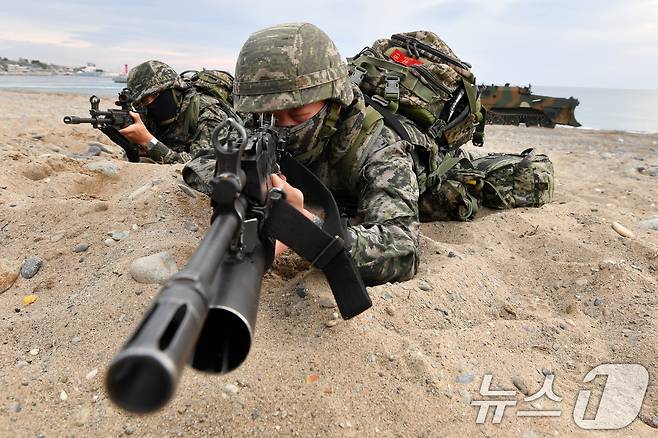 28일 오전 경북 포항시 송라면 독석리 해안에서 실시된 2025 전반기 합동상륙훈련에서 한국형상륙돌격장갑차(KAAV)로 해안에 상륙한 해병대1사단 대원들이 두보를 확보하고 있다. 2025.4.28/뉴스1 ⓒ News1 최창호 기자