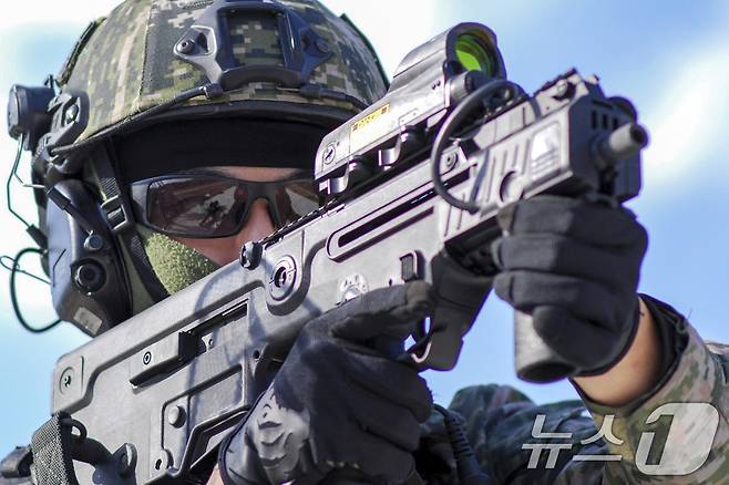 해병대 특수수색대대가 25일 경북 포항과 월성원자력본부 일원에서 대대종합전술훈련을 실시헸다. 전시 작지종심작전 수행능력을 강화하기 위해 실시된 훈련에는 국가중요시설 방호와 야간 해상침투후 육상침투 전환훈련, 은거지 구축, 정찰 및 감시, 첩보보고와 화력유도 훈련 등으로 진행됐다. (해병대1사단제공) 2025.4.25/뉴스1 ⓒ News1 최창호 기자