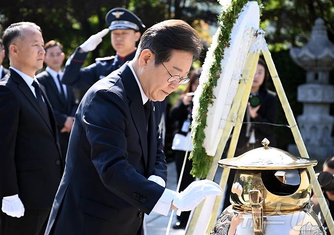 이재명 더불어민주당 대선 후보가 28일 오전 서울 동작구 국립서울현충원 고 이승만 전 대통령 묘역을 찾아 참배하고 있다.(공동취재) 2025.4.28/뉴스1 ⓒ News1 이재명 기자