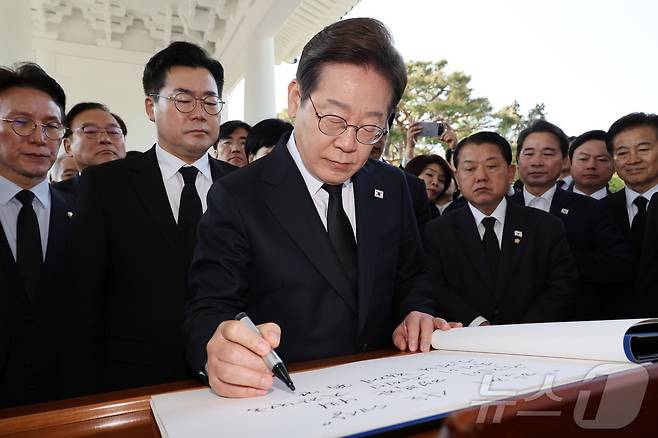이재명 더불어민주당 제21대 대통령 선거 후보가 28일 오전 서울 동작구 국립서울현충원 현충탑에 참배를 마친 뒤 방명록을 적고 적었다. (공동취재) 2025.4.28/뉴스1 ⓒ News1 이재명 기자