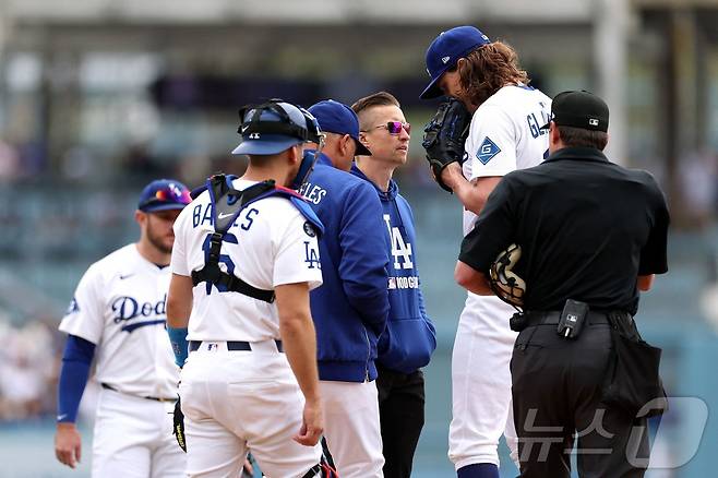 LA 다저스 투수 글래스노우가 28일 피츠버그전에서 투구 도중 불편함을 호소하고 있다.  ⓒ AFP=뉴스1
