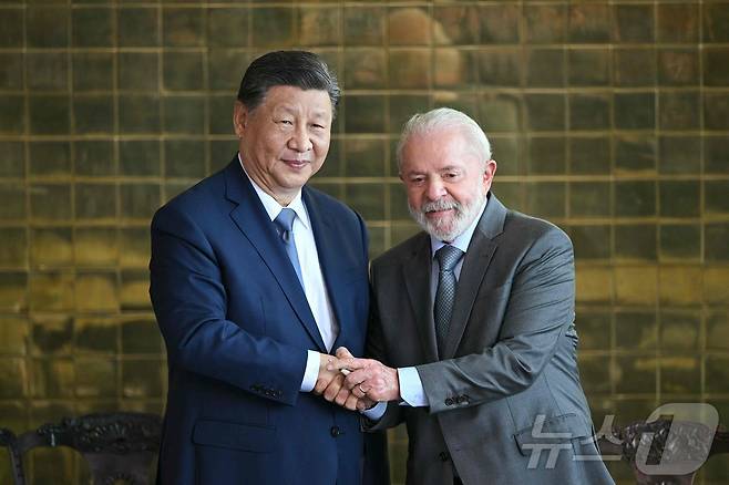 시진핑 중국 국가주석이 20일(현지시간) 브라질리아 플라날토 궁에서 루이스 이나시우 룰라 다시우바 브라질 대통령과 만나 악수를 하고 있다. 2024. 11.21 ⓒ AFP=뉴스1 ⓒ News1 우동명 기자