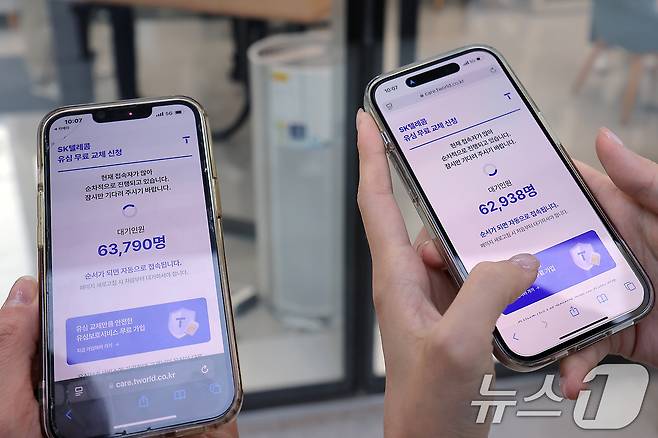 해킹 공격으로 가입자 유심 정보가 탈취된 SK텔레콤이 가입자 유심 무상 교체를 시작한 28일 오전 서울 종로구 T월드 직영매장 앞에서 번호표를 받지 못한 고객들이 온라인 예약을 하고 있다.  2025.4.28/뉴스1 ⓒ News1 박정호 기자