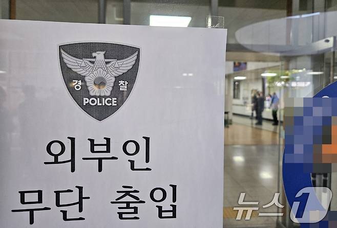 28일 오전 8시 36분쯤 충북 청주시 흥덕구 오송읍의 한 고등학교에서 한 학생이 흉기를 휘두른 사건과 관련해 경찰 등이 현장 감식을 벌이고 있다. 2025.4.28/뉴스1 ⓒ News1 이재규 기자