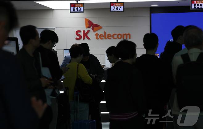 해킹 공격으로 가입자 유심 정보가 탈취된 SK텔레콤이 가입자 유심 무상 교체를 시작한 28일 오전 인천공항 제2터미널 SKT매장 앞에 고객들이 줄지어 대기하고 있다. 전국 T월드 매장 2600여 곳과 공항 로밍센터에서 희망하는 고객들에게 순차적으로 유심 무상 교체를 진행하는 SK텔레콤은 현재 유심 100만 개를 확보했으며 5월 말까지 약 500만 개를 추가 확보한다는 방침을 밝혔다. 2025.4.28/뉴스1 ⓒ News1 권현진 기자