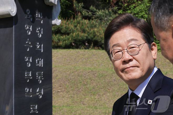 이재명 더불어민주당 대선 후보가 28일 서울 동작구 현충원 박정희 전 대통령 묘소를 참배하고 있다. (공동취재) 2025.4.28/뉴스1 ⓒ News1 이재명 기자