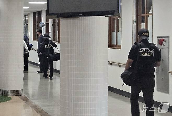 28일 오전 8시 36분쯤 충북 청주시 흥덕구 오송읍의 한 고등학교에서 한 학생이 흉기를 휘두른 사건과 관련해 경찰 등이 현장 감식을 벌이고 있다. 2025.4.28/뉴스1 ⓒ News1 이재규 기자