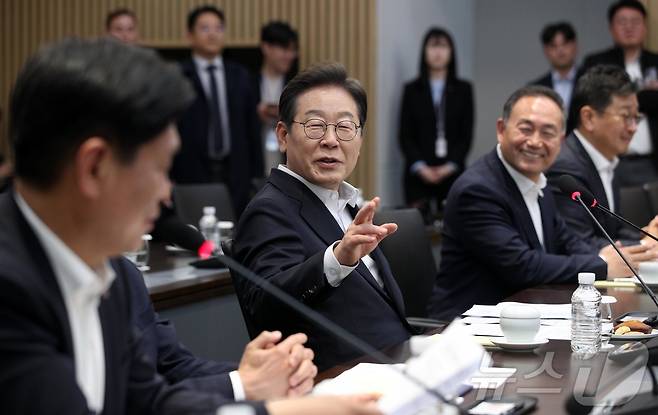 이재명 더불어민주당 대선 후보가 28일 경기 이천시 SK하이닉스에서 열린 ‘K-반도체’ AI 메모리반도체 기업 간담회에서 발언하고 있다. 2025.4.28/뉴스1 ⓒ News1 국회사진취재단