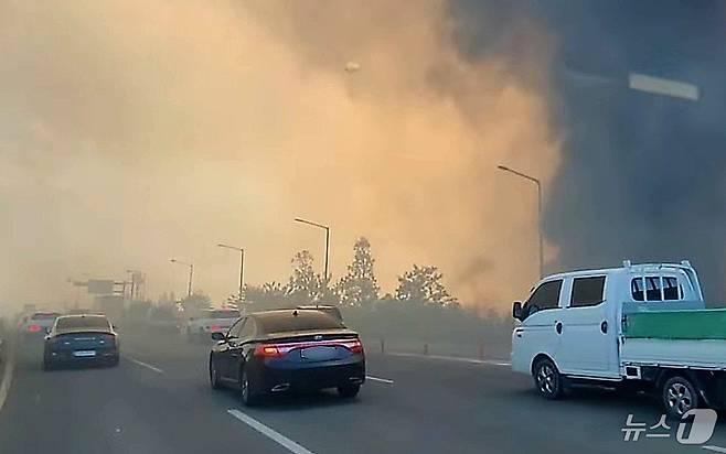 (대구=뉴스1) 남승렬 기자 = 28일 오후 2시1분쯤 대구 북구 노곡동 함지산에 발생한 불이 바람을 타고 확산하는 가운데 도심 도로 곳곳이 통제되고 있다. (독자 제공) 2025.4.28/뉴스1