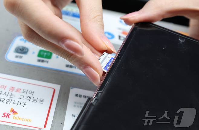 28일 오전 인천공항 제2터미널 SKT매장에서 해킹 공격으로 가입자 유심 정보가 탈취된 SK텔레콤 고객이 유심을 교체하고 있다.2025.4.28/뉴스1 ⓒ News1 권현진 기자