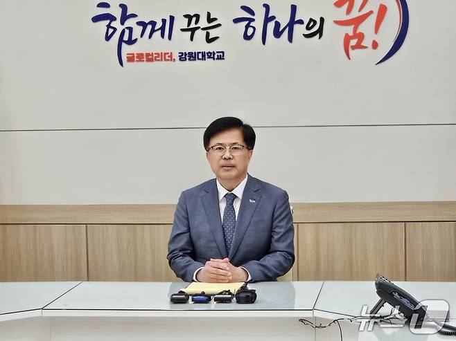 정재연 강원대 총장이 28일 총장실에서 강원대-강릉원주대 통폐합 신청서' 수정안을 심의, 가결한 뒤 입장을 밝히고 있다.2025.4.28 한귀섭 기자