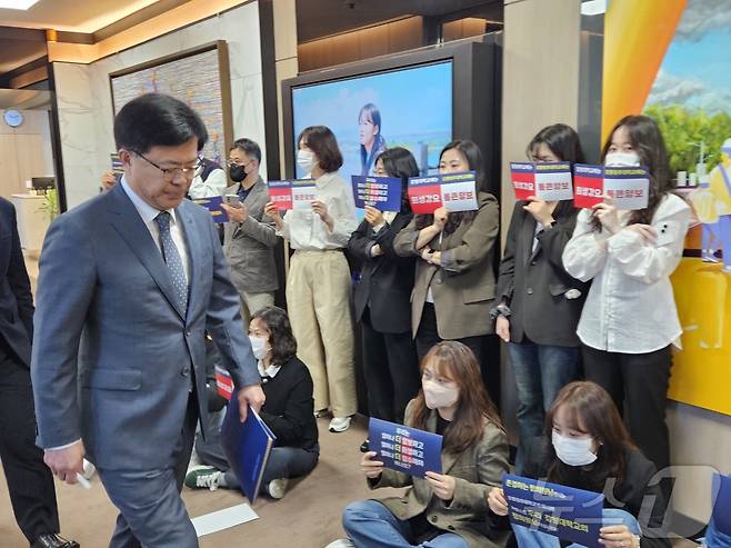 정재연 강원대학교 총장이 28일 강원대 춘천캠퍼스 대학본부 3층 교무회의실에서 열리는 평의원회에 참석하기 위해 발걸음을 옮기고 있다. 이날 교직원들은 복도 앞에서 '강원대-강릉원주대' 통폐합 수정안에 반대하는 피켓을 들고 있었다. 2025.4.28/뉴스1 ⓒ News1 한귀섭 기자