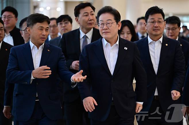 이재명 더불어민주당 대선 후보와 곽노정 SK하이닉스 대표이사 사장(왼쪽)이 28일 오후 경기도 이천시 SK하이닉스 이천캠퍼스에서 'K-반도체' AI메모리반도체 기업 간담회를 위해 만나 대화하며 이동하고 있다. 2025.4.28/뉴스1 ⓒ News1 국회사진취재단