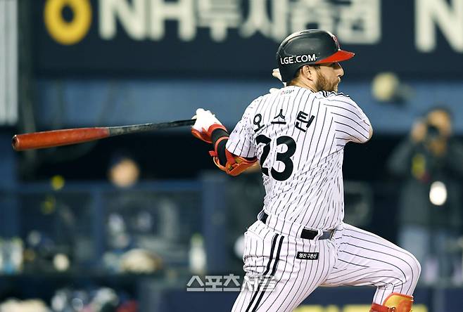 LG 오스틴이 24일 잠실구장에서 열린 2025 KBO리그 NC와 경기에서 안타를 치고 있다. 잠실 | 박진업 기자 upandup@sportsseoul.com
