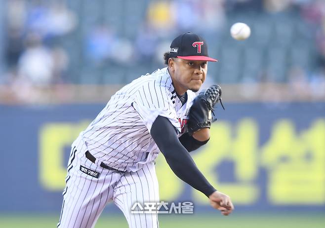 LG 선발투수 에르난데스가 15일 잠실구장에서 열린 2025 KBO리그 삼성과 경기에서 역투하고 있다. 잠실 | 최승섭기자 thunder@sportsseoul.com