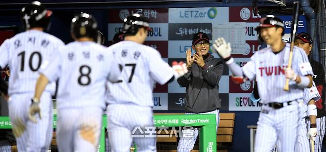LG 염경엽 감독이좌중월 홈런을 날린 후 선수들이 들어오자 박수를 치고 있다. 사진 | 최승섭기자 thunder@sportsseoul.com