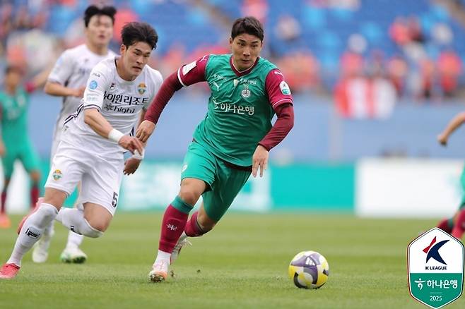 주민규(오른쪽)가 27일 강원전에서 드리블을 시도하고 있다. 사진 | 한국프로축구연맹